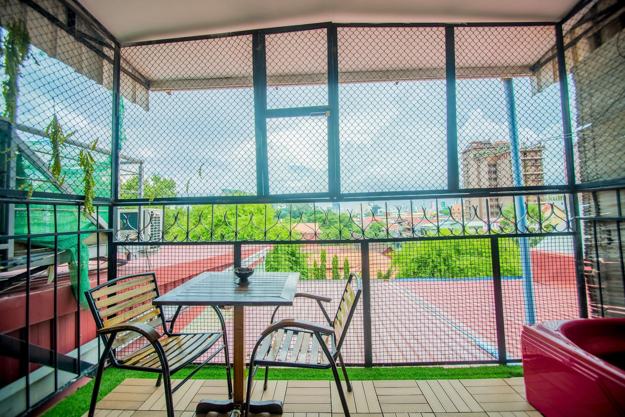 The Artist Residence Phnom Penh Exterior photo